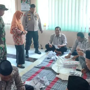 Awasi Pelipatan Surat Suara Pilkades, Kapolsek Wonosalam Minta Panitia Netral