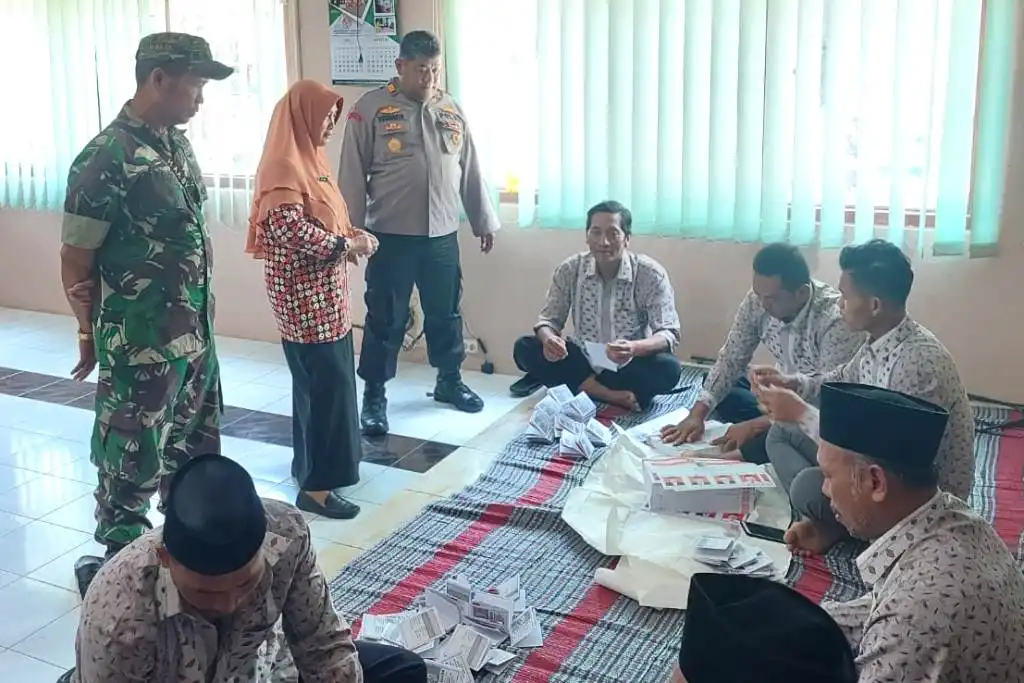 Awasi Pelipatan Surat Suara Pilkades, Kapolsek Wonosalam Minta Panitia Netral