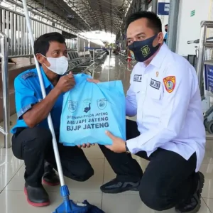 Bantu Warga Terdampak BBM Naik, Abujapi Jateng Bagikan Sembako