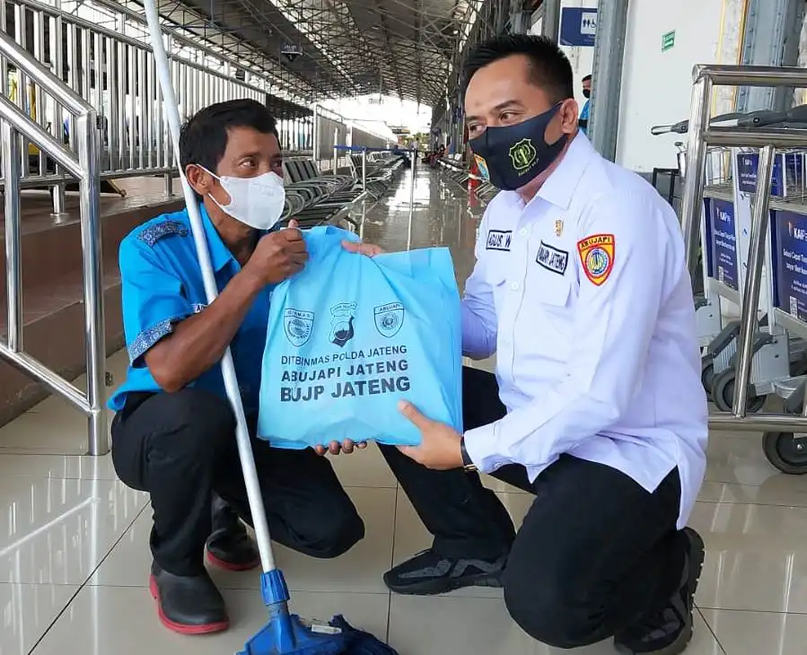 Bantu Warga Terdampak BBM Naik, Abujapi Jateng Bagikan Sembako