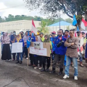 Demo Tolak Kenaikan BBM, Buruh Tuntut Kenaikan Upah di DPRD