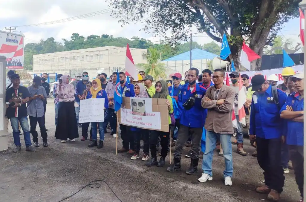 Demo Tolak Kenaikan BBM, Buruh Tuntut Kenaikan Upah di DPRD