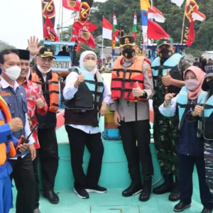 Gubernur Jatim Meriahkan Acara Petik Laut 2022