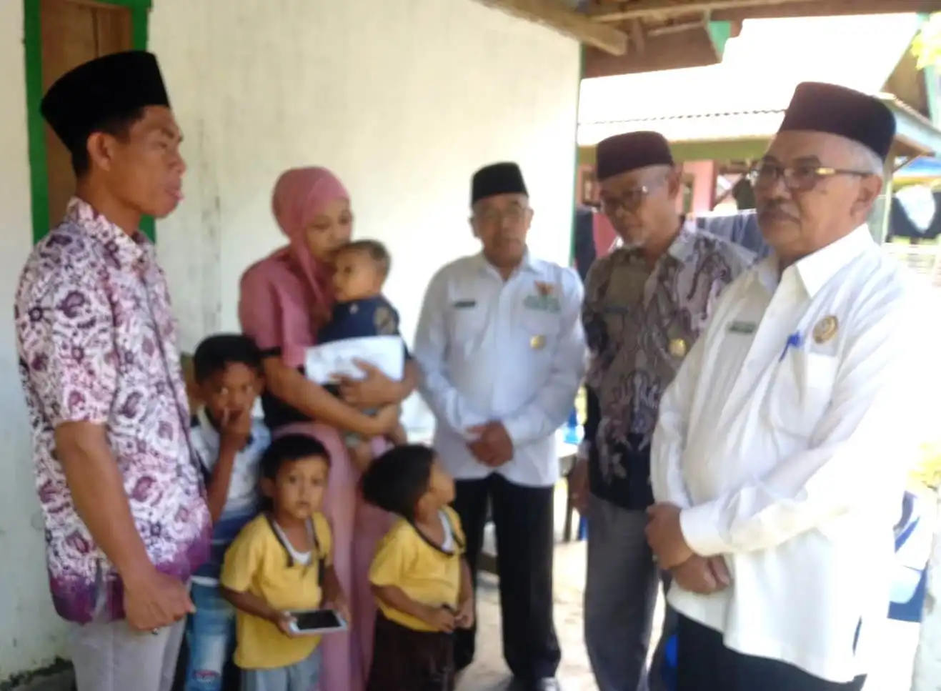Janda Anak Empat Disantuni Baznas Kaur