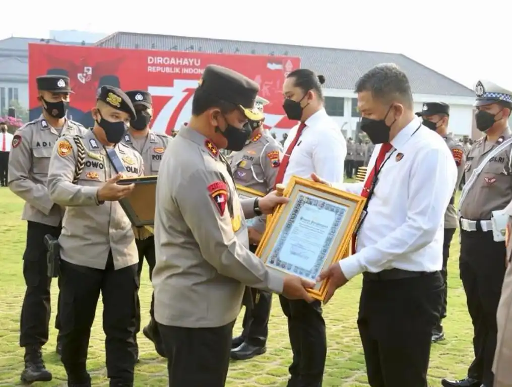 Kapolda Jateng Berikan Penghargaan Pada 9 Satwil dan 168 Personil Berprestasi