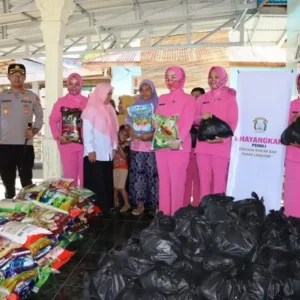 Kapolres Mukomuko Beserta Ketua Bhayangkari Bagikan Bantuan dari Ketua Umum Bhayangkari