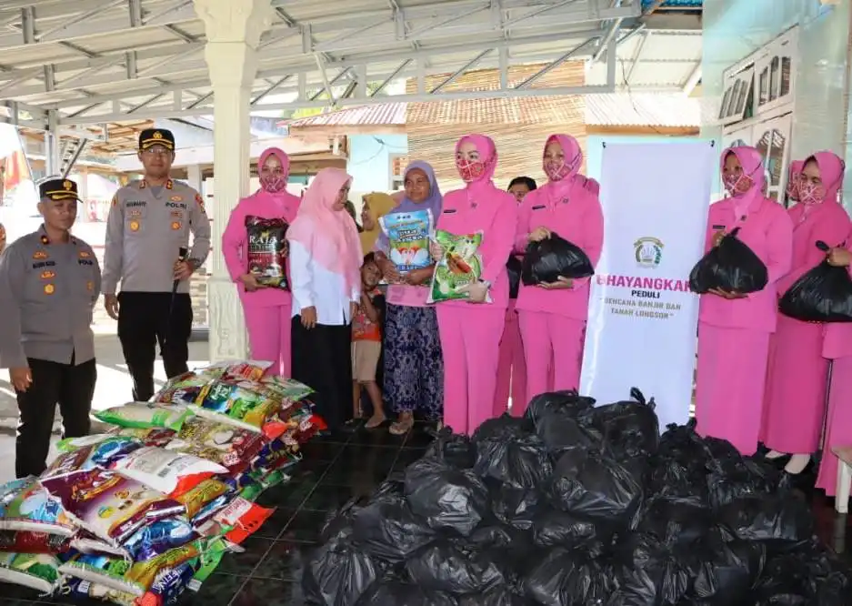 Kapolres Mukomuko Beserta Ketua Bhayangkari Bagikan Bantuan dari Ketua Umum Bhayangkari