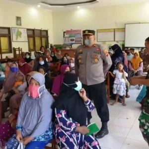 Kapolsek Mijen Polres Demak Pantau Penyaluran BLT