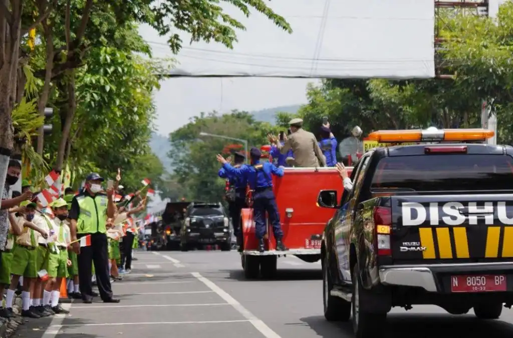 Kirab Bendera Pataka Jer Basuki Mawa Beya Tiba di Kota Batu Menuju Kediri 