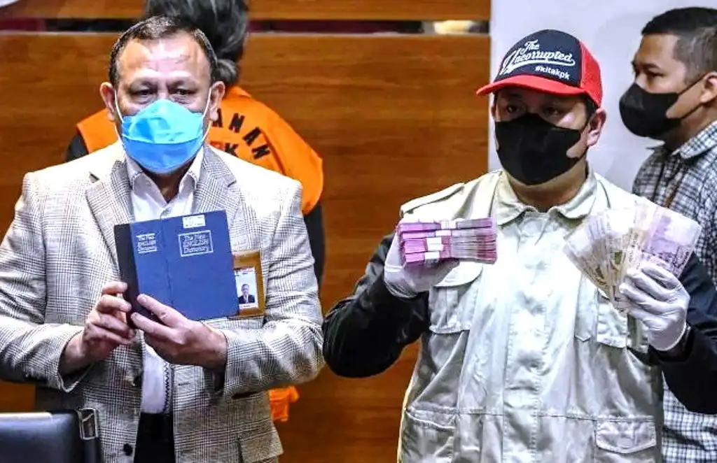 Modifikasi Kamus Bahasa Inggris Jadi Brankas, Hakim Agung Tersangka