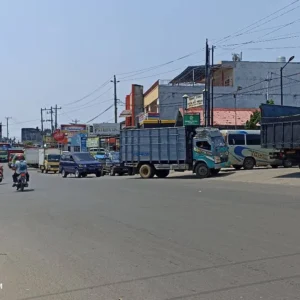 Padat, Satu Jalur Jalan Dipakai Untuk Antri Solar