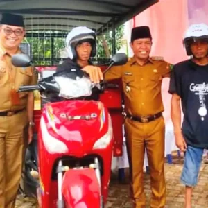 Peduli Disabilitas, Dinsos Lebong Serahkan Bantuan Motor dan Kursi Roda