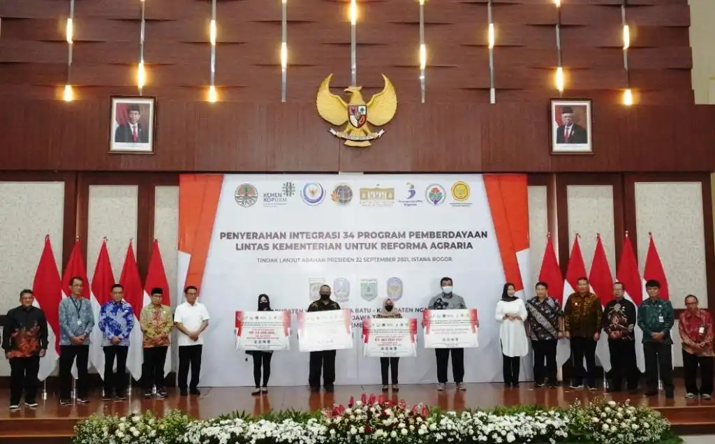 Penyerahan Integrasi 34 Program Pemberdayaan Lintas Kementerian Untuk Reforma Agraria