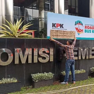 Pertanyakan Kasus Suap D.I.D, Warga Karimun Sambangi KPK