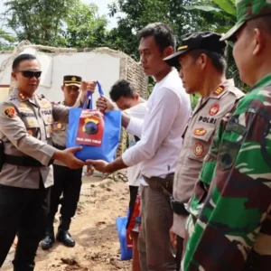 Polres Banjarnegara Berikan Bantuan Korban Tanah Longsor