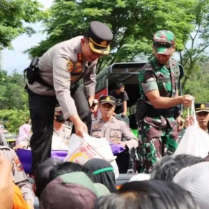 Polres Banjarnegara Bersama Dandim 0704 Banjarnegara Bagikan Bansos