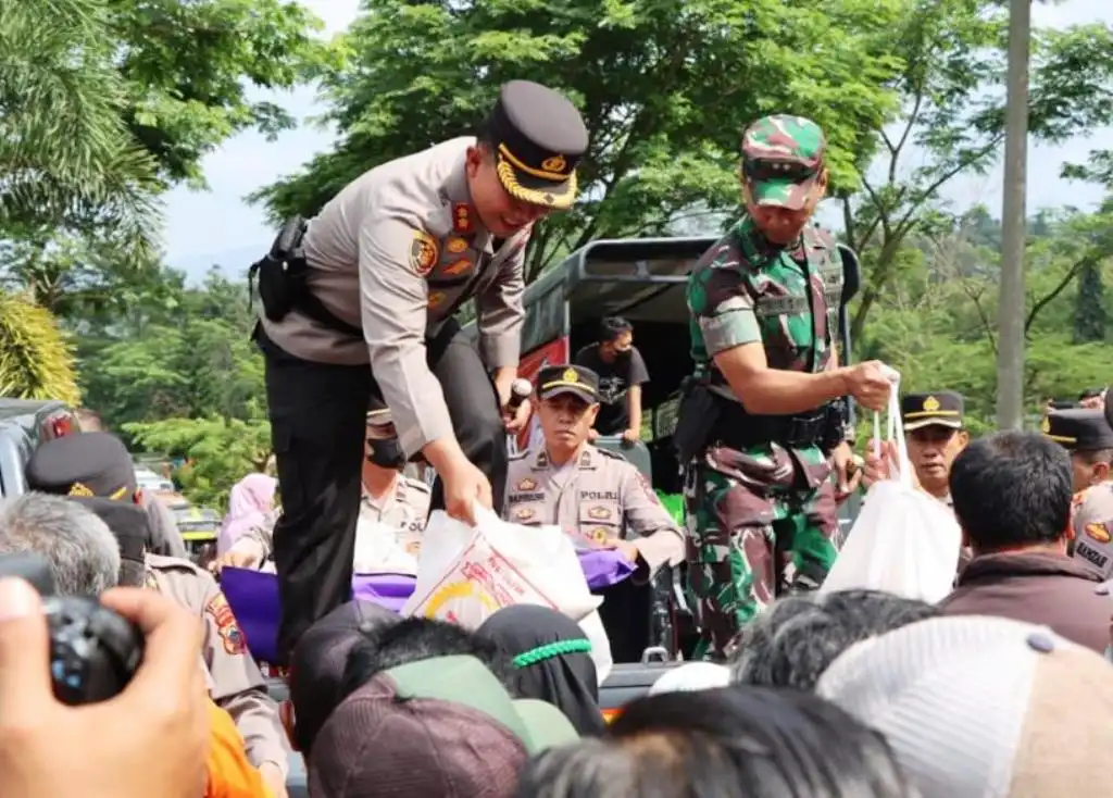 Polres Banjarnegara Bersama Dandim 0704 Banjarnegara Bagikan Bansos