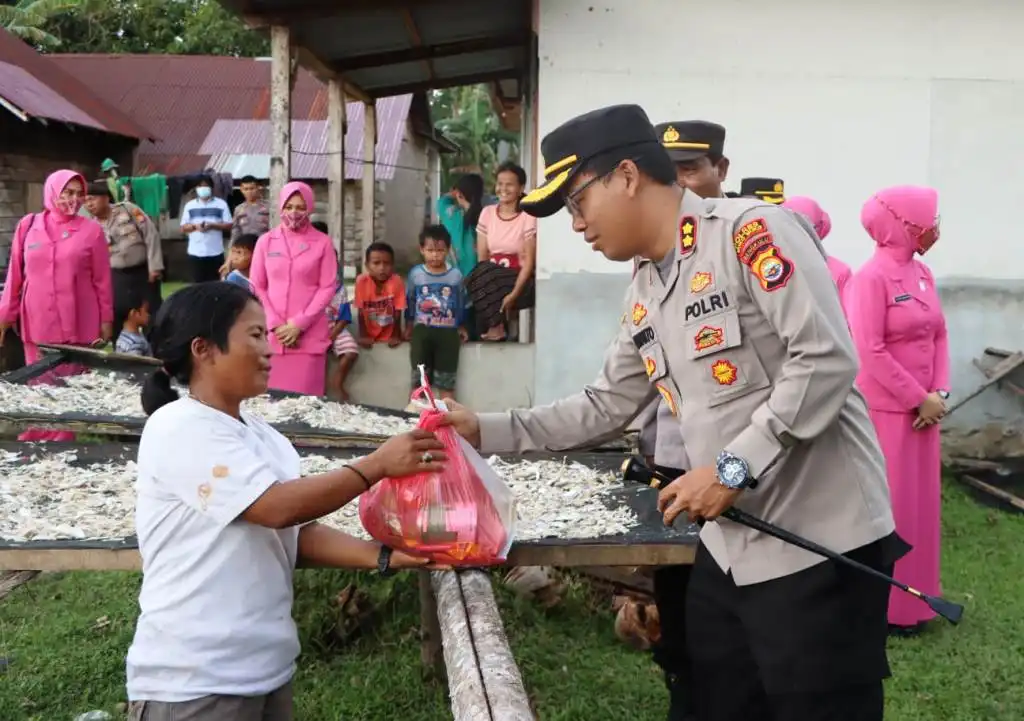 Polres Mukomuko Kembali Bagikan Paket Sembako