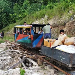 Rel Molek Tertimbun Longsor, Warga Desa Lebong Tandai Terjebak