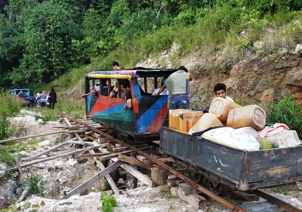 Rel Molek Tertimbun Longsor, Warga Desa Lebong Tandai Terjebak