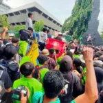 Ribuan Mahasiswa dan Buruh ’Goyang’ DPRD Provinsi Jateng