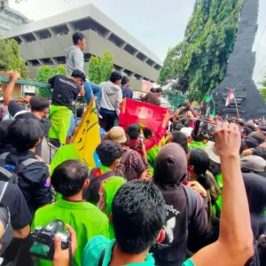 Ribuan Mahasiswa dan Buruh ’Goyang’ DPRD Provinsi Jateng