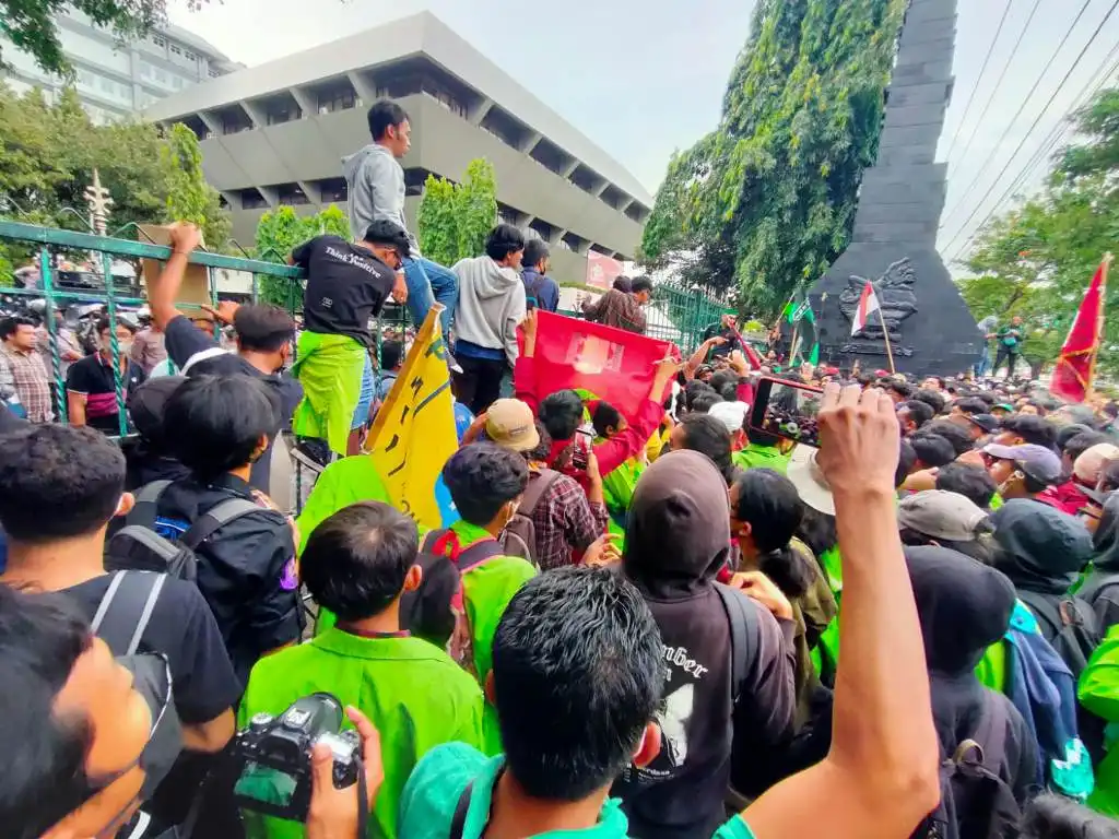 Ribuan Mahasiswa dan Buruh ’Goyang’ DPRD Provinsi Jateng