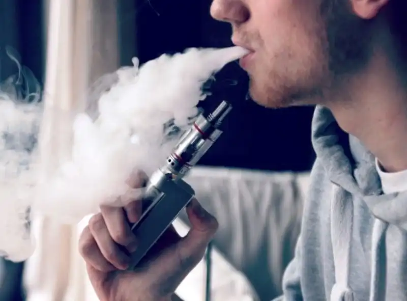 Rokok Elektrik Berpotensi Kanker Paru, Benarkah?
