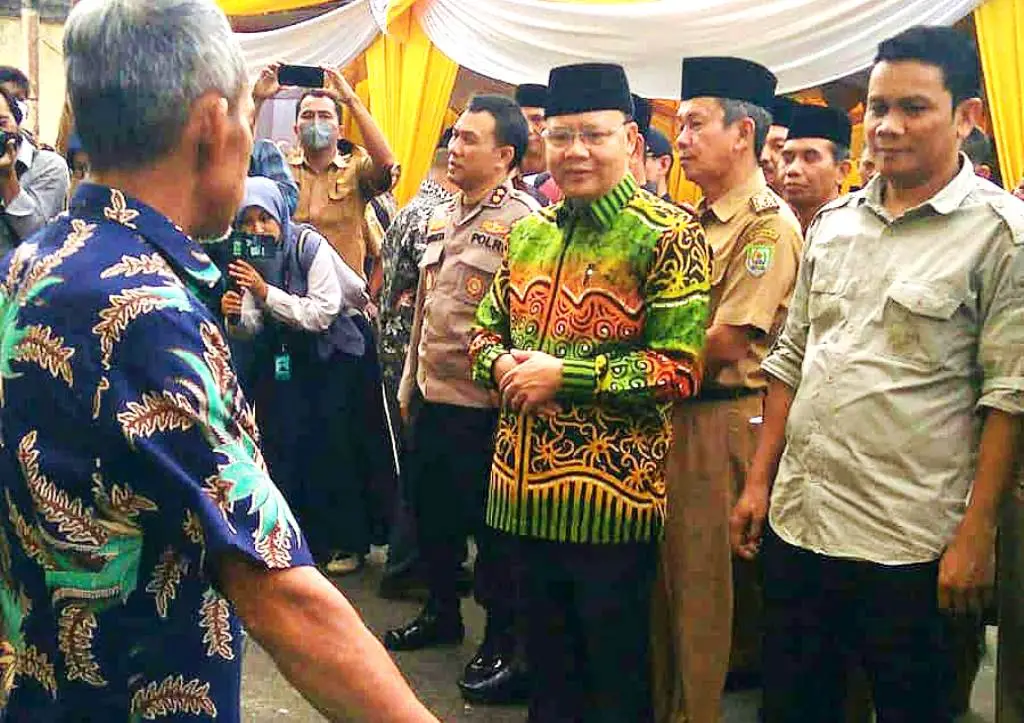 Jonaidi SP saat mendampingi Gubernur Rohidin Mersyah membagikan Alsintan