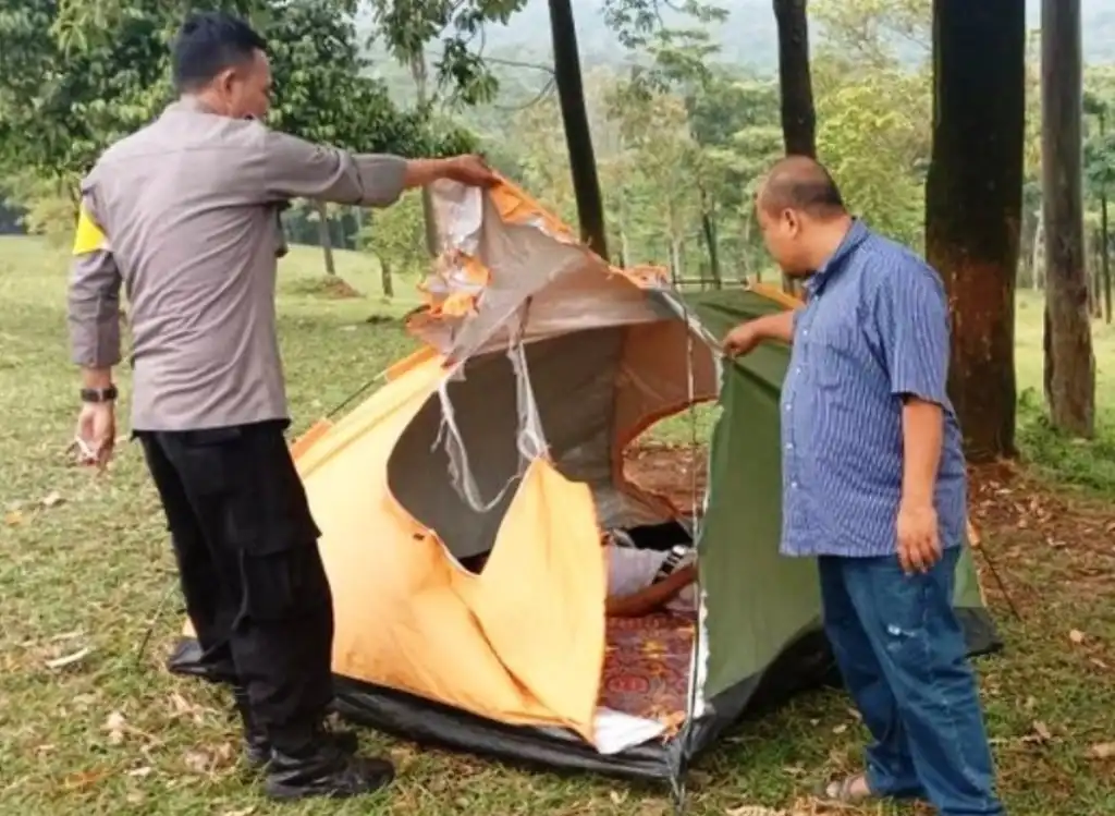 Sepasang Kekasih Tersambar Petir Dalam Tenda, Satu Tewas