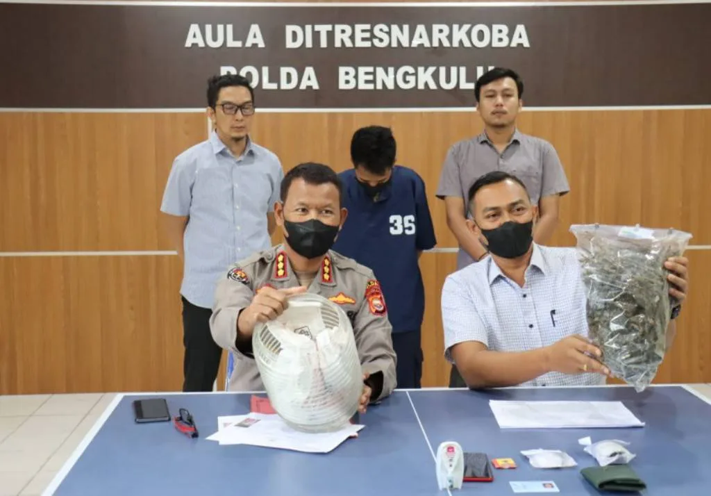 Simpan BB di Toples Kaca, Pengedar Beserta 1,1 Kilo Ganja Diamankan