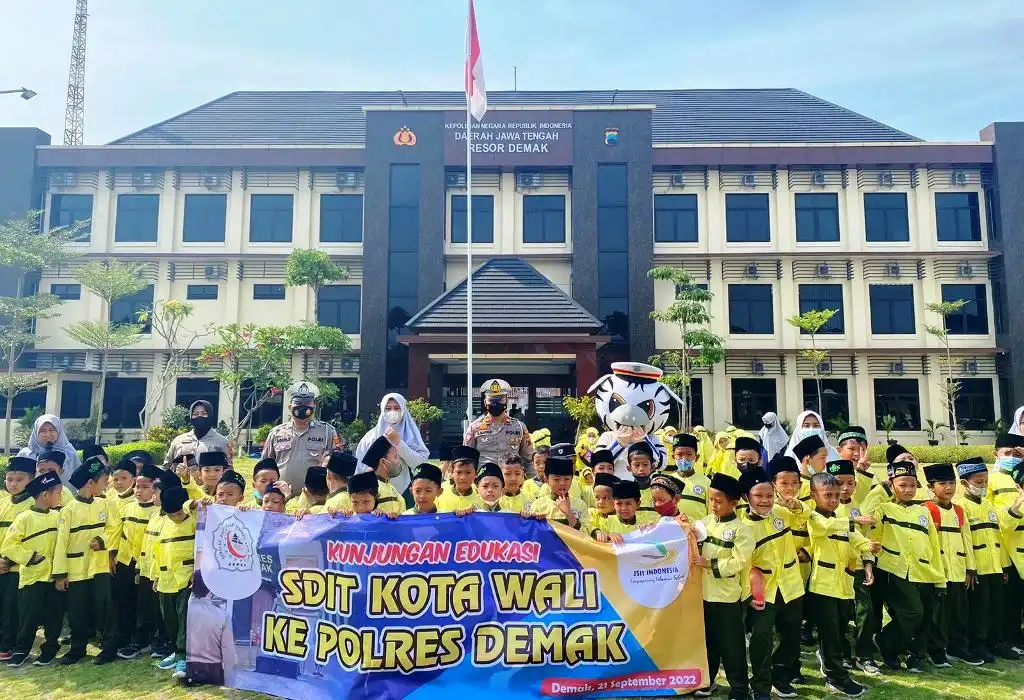Siswa Siswi SDIT Kota Wali ‘Serbu’ Polres Demak