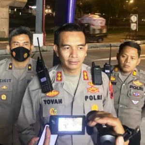 Aksi Lempar Batu di Jalan Tol, Polres Semarang Buru Pelaku Kapolres Semarang AKBP Yovan Fatika H A memberikan keterangan pada awak media saat lakukan patroli malam jalur tol.