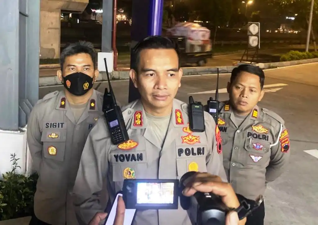Kapolres Semarang AKBP Yovan Fatika H A memberikan keterangan pada awak media saat lakukan patroli malam jalur tol.