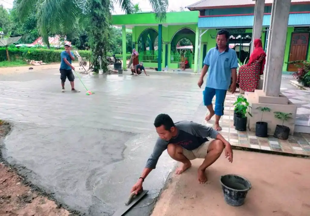 Anggota DPRD Kabupaten Mukomuko, Siswanto, ikut bergotong royong dengan warga Desa Arga Jaya.
