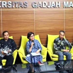 Bambang Tri Gugat Ijazah Jokowi, UGM Keluarkan Pernyataan Rektor UGM Ova Emilia (tengah) saat konferensi pers.