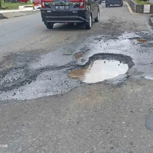 Belum 3 Bulan Tambal Sulam Jalan DP Negara Rusak Lagi, APH Diminta Turun Tambal sulam jalan DP Negara Kota Bengkulu belum 3 bulan sudah rusak lagi