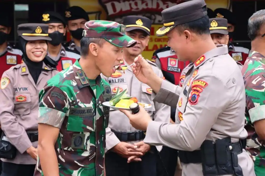 Bukti POLRI TNI Kompak, Kapolres Banjarnegara Suapi Dandim 0704