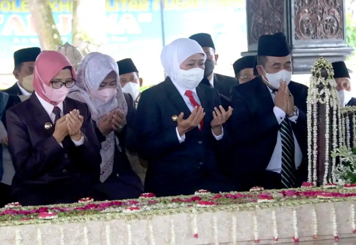 Bupati Blitar Dampingi Gubernur Jatim Ziarah ke Makam Soekarno