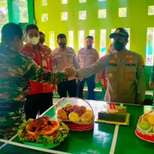 Camat dan Kapolsek Beri Ucapan Selamat HUT TNI ke-77 Kepada Koramil 08/Karanganyar