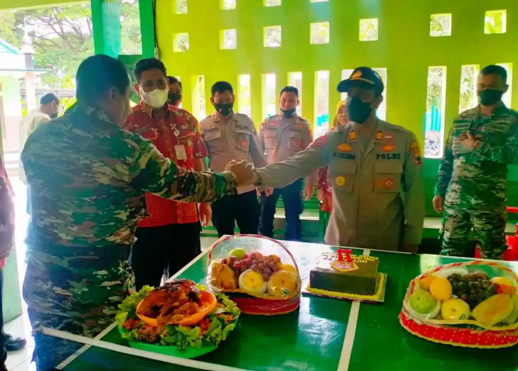 Camat dan Kapolsek Beri Ucapan Selamat HUT TNI ke-77 Kepada Koramil 08/Karanganyar