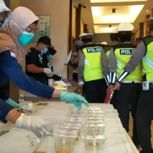 Ilustrasi Polisi Tes Urin Narkoba