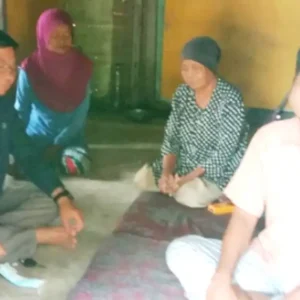 Curhat Pilu Penderita Tumor ke Ustadz Komaruddin, Puluhan Tahun Tak Miliki KTP Karimun Curhat Pilu Penderita Tumor ke Ustadz Komaruddin, Puluhan Tahun Tak Miliki KTP Karimun