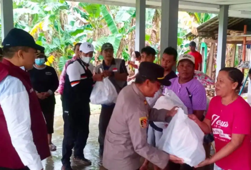 Pendistribuan bansos langsung ke korban bencana Banjir Bandang Sumawe
