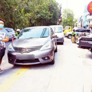 Parkir Dijalan yang mengganggu