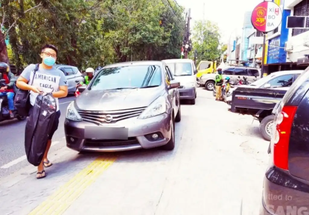 Parkir Dijalan yang mengganggu