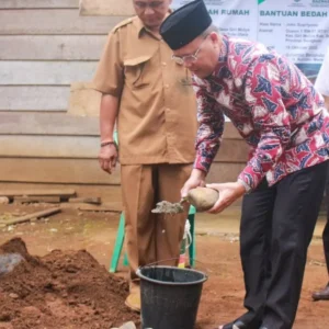 Empat Keluarga di Desa Giri Mulya Dapat Bantuan Bedah Rumah