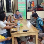 [Baju bergaris] Pria diduga mengalami gangguan jiwa diserahkan ke Polsek Talang Empat