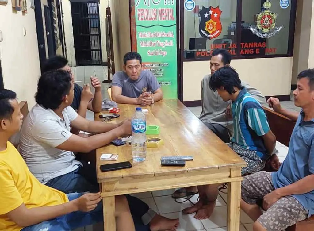 [Baju bergaris] Pria diduga mengalami gangguan jiwa diserahkan ke Polsek Talang Empat