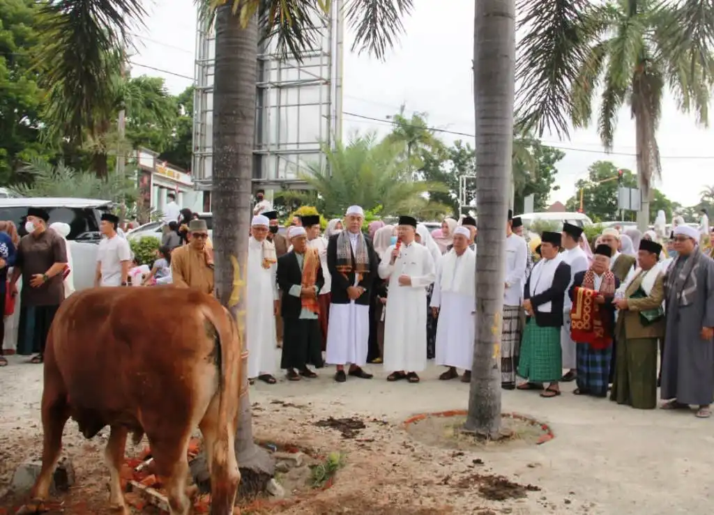 Gubernur Bengkulu Serahkan Hewan Kurban Usai Sholat Idul Adha
